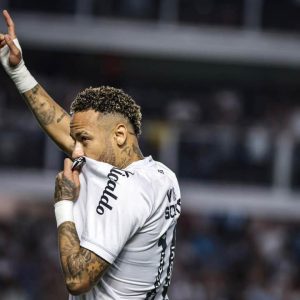 Neymar Joga no Sacrifício Contra o Sport e Tira o Santos da Zona do Rebaixamento, Mas Detalhes da Contusão São Mantidos em Sigilo